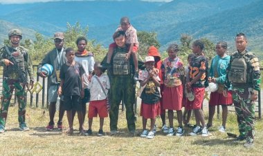 Sepatu Baru untuk Mimpi Besar: Prajurit TNI Tebar Semangat Belajar Anak di Sugapa